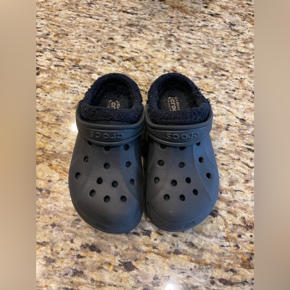 Kids Classic Lined Crocs Black fuzz lined unisex size 12 / 13 little kid